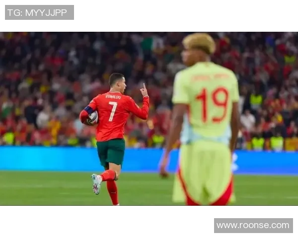 足球场上球星追星瞬间捕捉:明星偶像与绿茵场的精彩碰撞 足球场上球星追星瞬间捕捉:明星偶像与绿茵场的精彩碰撞