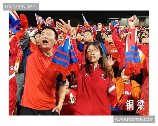 足球巨星惊喜现身引爆全场激情球迷热情高涨欢呼不断